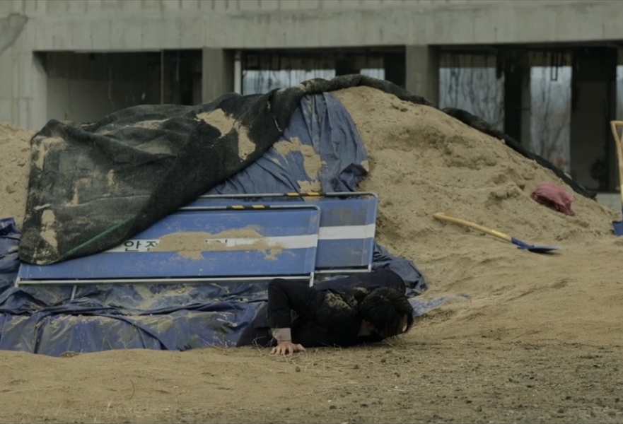 Goldland Episode 6 Recap: Why Hee-joo Points a Gun at Woo-gi in the Gold Bar Showdown 장면 4