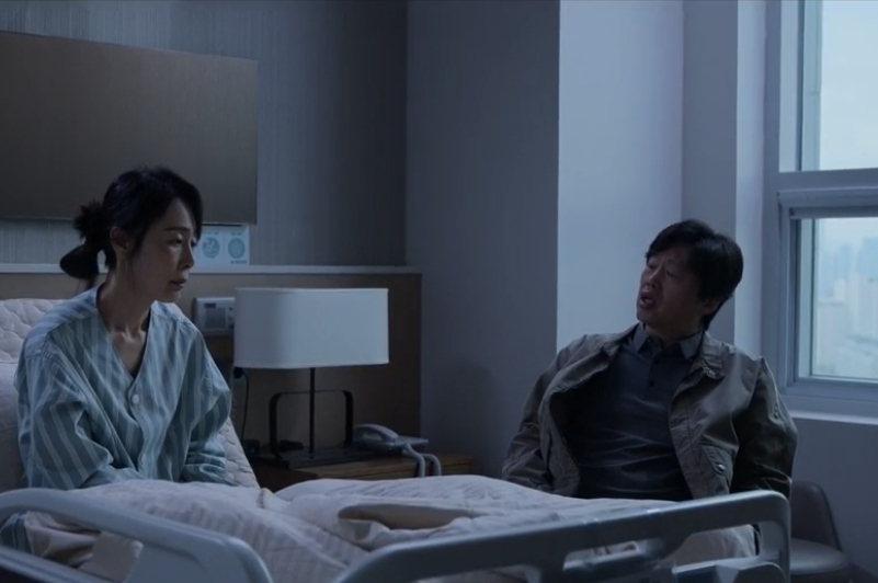 Goldland Episode 6 Recap: Why Hee-joo Points a Gun at Woo-gi in the Gold Bar Showdown 장면 7