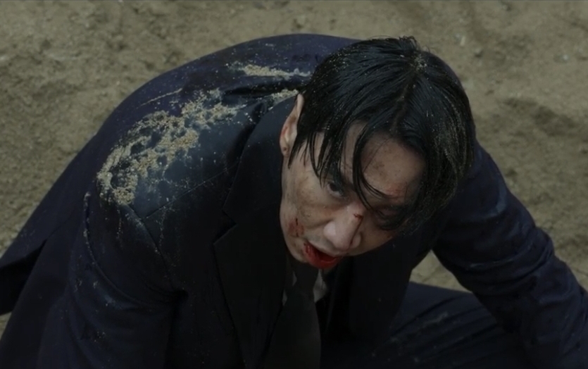 Goldland Episode 6 Recap: Why Hee-joo Points a Gun at Woo-gi in the Gold Bar Showdown 장면 8