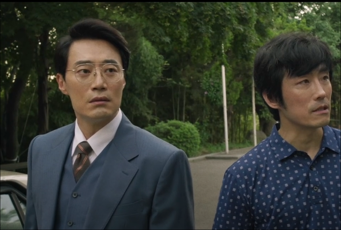 Scarecrow episode 1 begins with Kang Tae-ju returning to Gangsung and facing an old wound