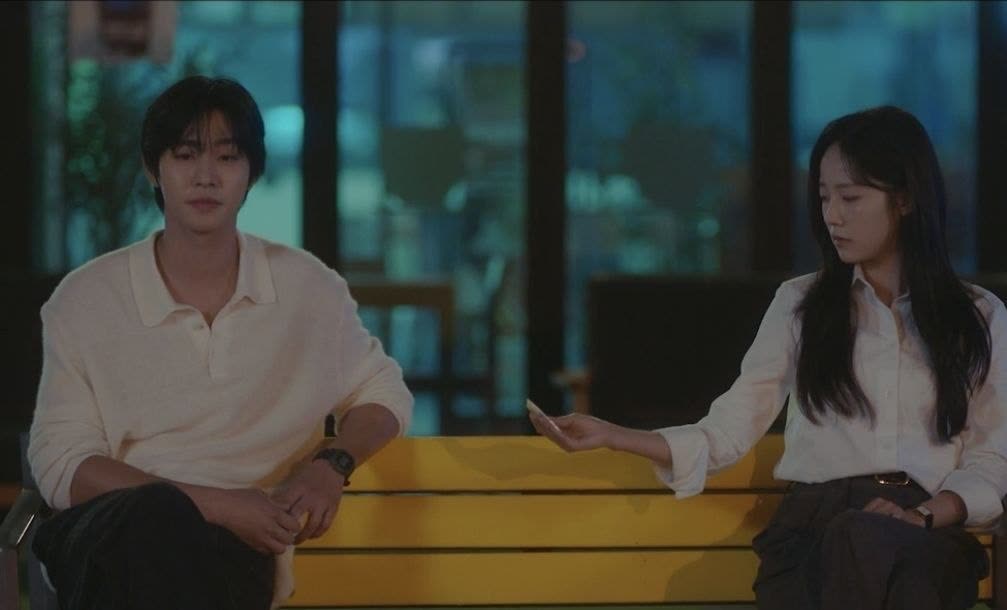 오늘도 매진했습니다 5화 담예진이 제품을 들고 웃는 장면