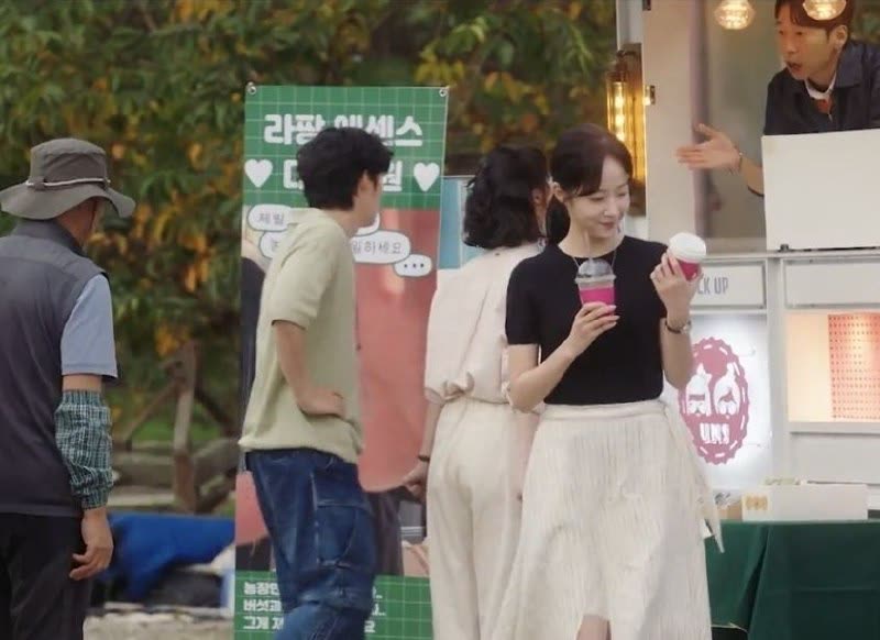 오늘도 매진했습니다 5화 한옥 마당에서 식사하는 장면